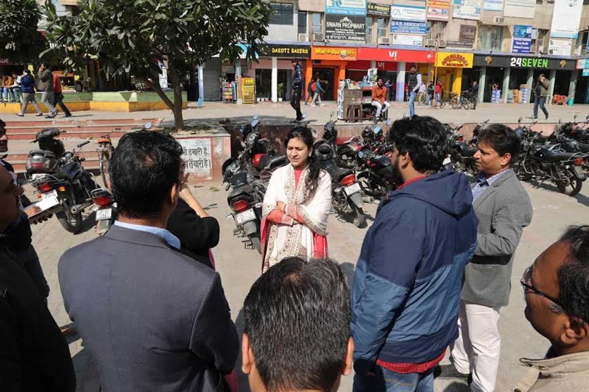 ग्रेटर नोएडा के रिहायशी सेक्टरों की गलियों में भी घूमीं सीईओ ग्रेटर नोएडा के रिहायशी सेक्टरों की गलियों में भी घूमीं सीईओ